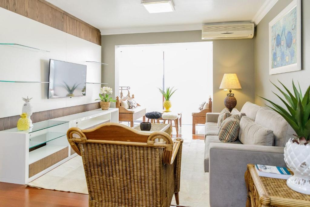 ein Wohnzimmer mit einem Sofa und einem TV in der Unterkunft LOCAR-IN GRAMADO - Garibaldi RC a 30m Rua Coberta - Garibaldi RC a 30m Rua Coberta in Gramado