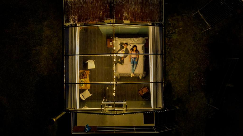 einen Metallkühlschrank mit einer Gruppe von Menschen darin in der Unterkunft Glamping Cristal in Guatavita
