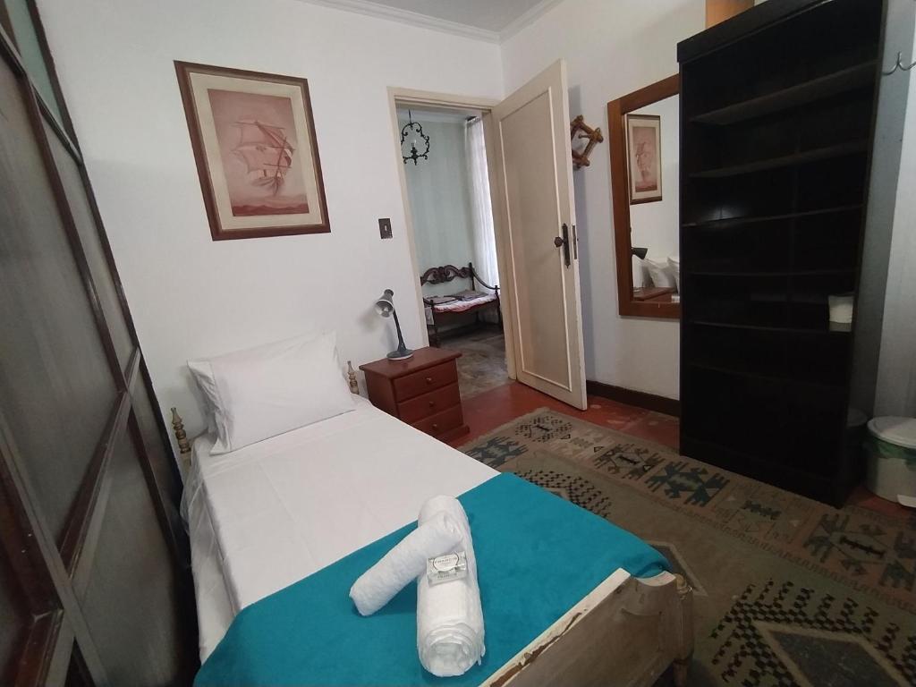 聖保羅的住宿－Suite Simples Boa Barata 10 min Metro e Aeroporto CGH，卧室里设有一张床,上面有一只动物