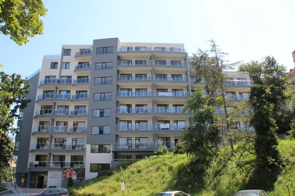 ゴールデン・サンズにあるDilov Apartments in Yalta Golden Sandsの丘の側のアパートビル