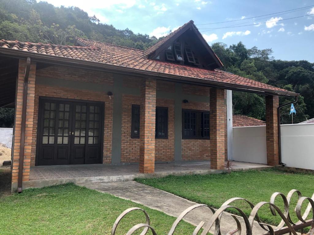 a small brick house with a garage at Casa Tijolinho a Vista - 150 mt praia in Governador Celso Ramos