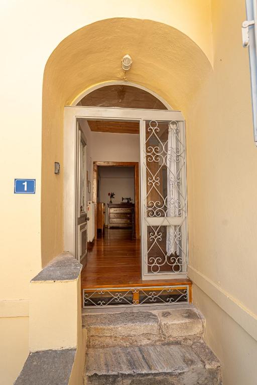 A Painter's House in Plaka - 11