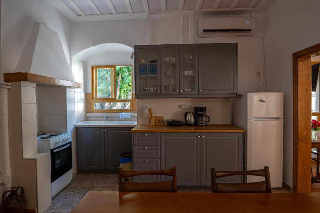 A Painter's House in Plaka - 14