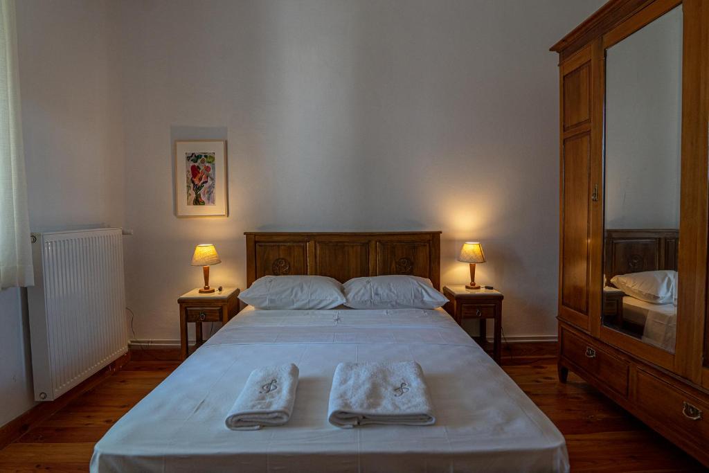 A Painter's House in Plaka - 17