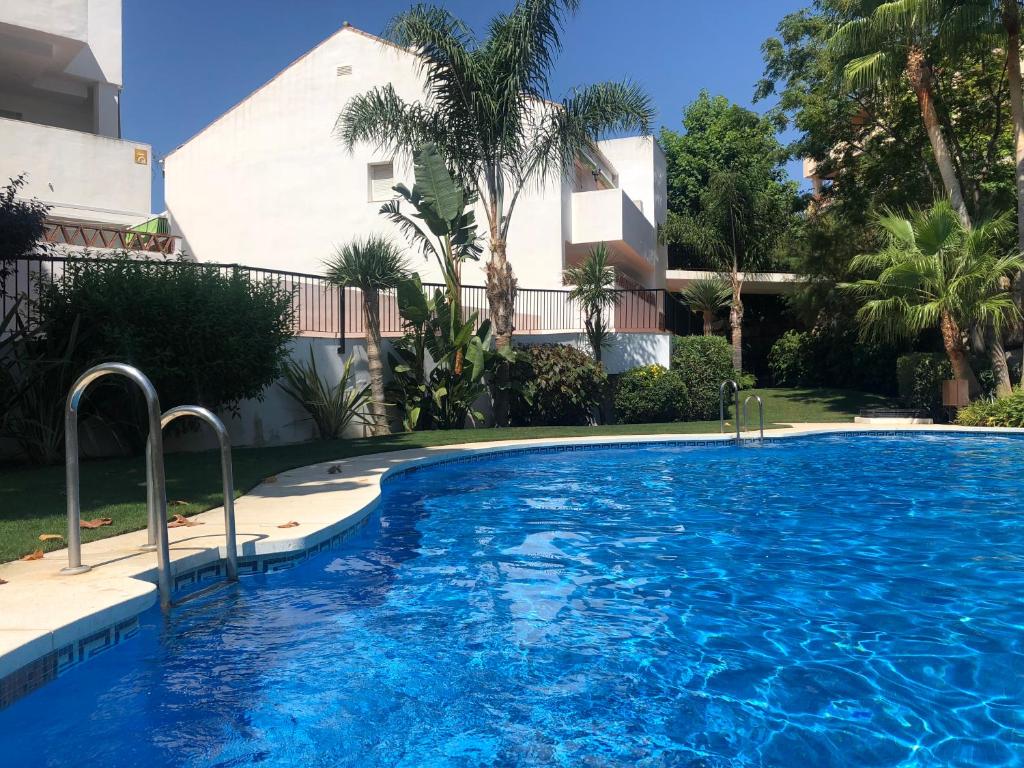 einem großen blauen Pool vor einem Gebäude in der Unterkunft Comfortable and spacious apartment with nice views in Benalmádena