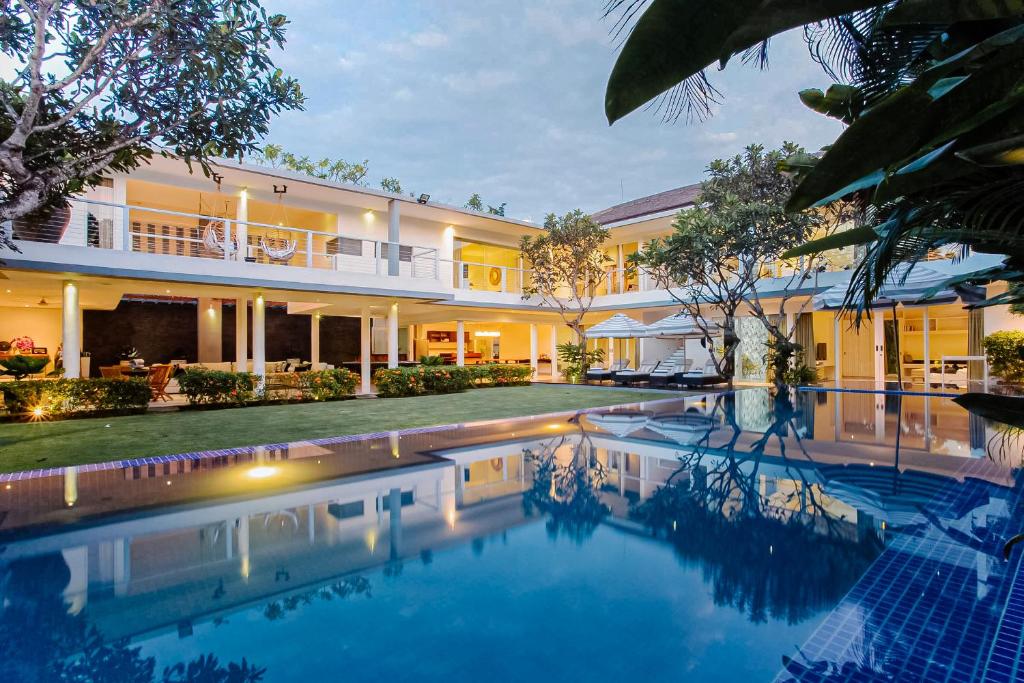 uma vista exterior de uma casa com piscina em CassaMia Bali - Spacious Luxury 5 Bedroom Villa, 100m from Beach with Butler em Jimbaran