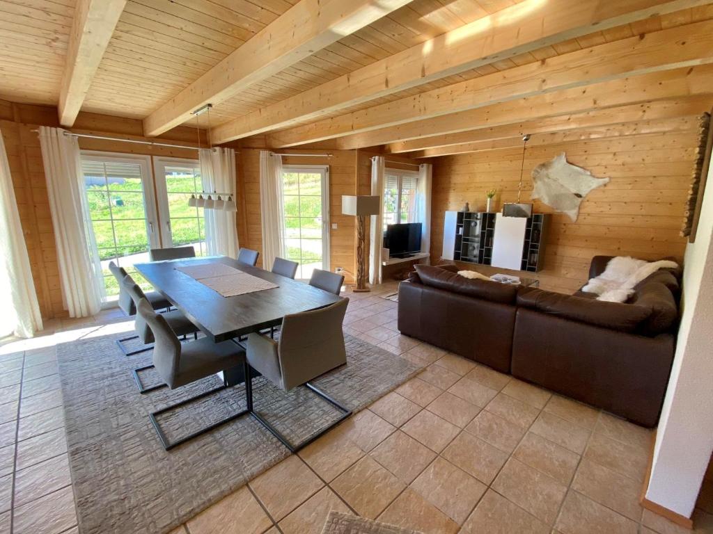 TV a/nebo společenská místnost v ubytování Chalet Inge