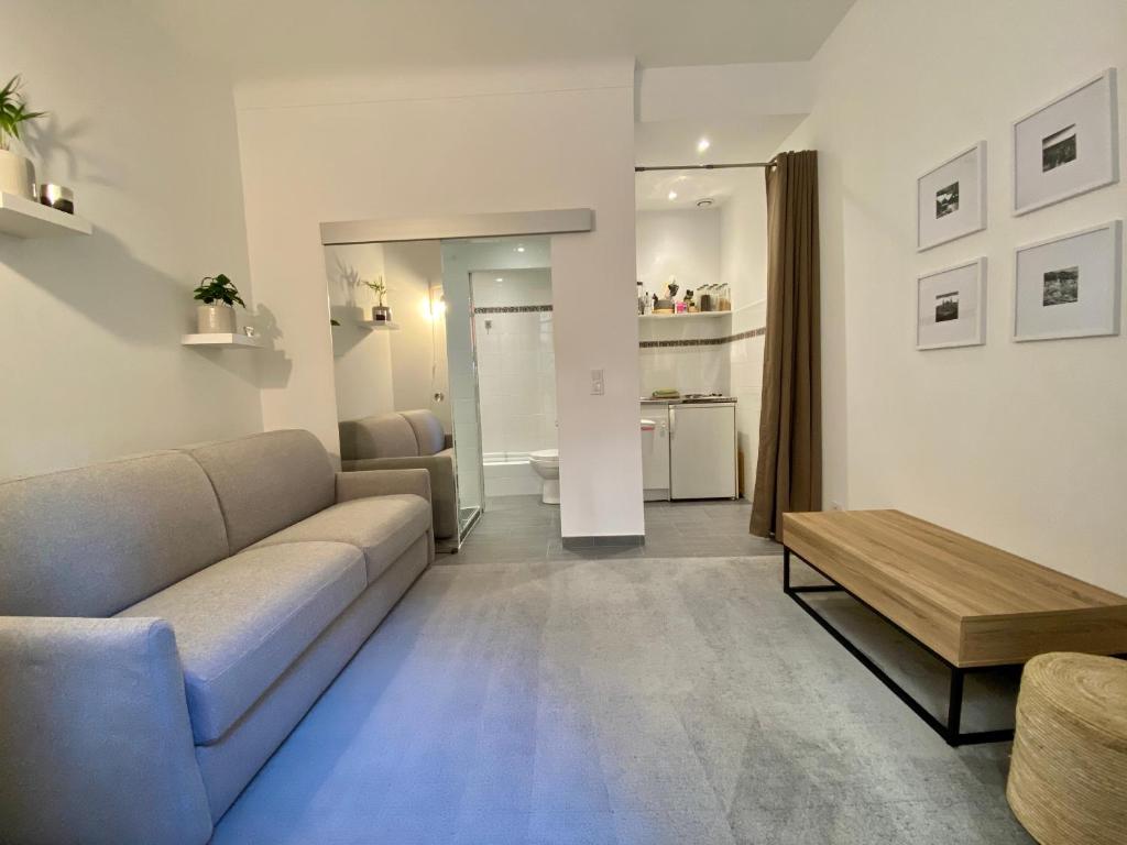 sala de estar con sofá y mesa en Central and Convenient Studio in Monaco en Montecarlo