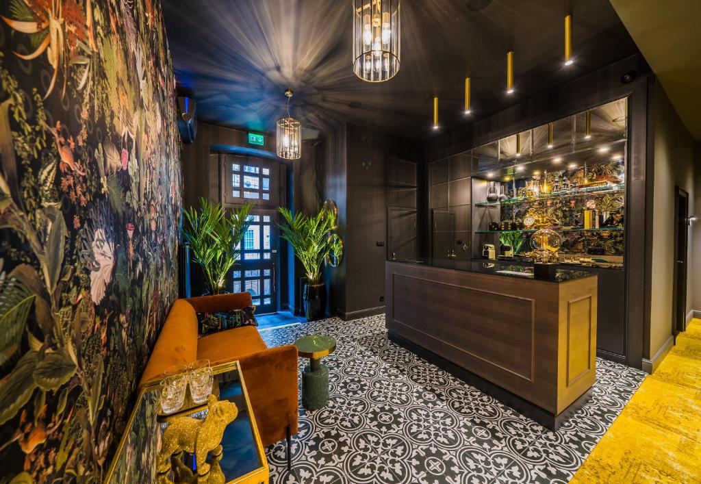 eine Bar in einem Zimmer mit einem Sofa und einer Theke in der Unterkunft Leo Boutique Rooms - Adults Only in Budapest
