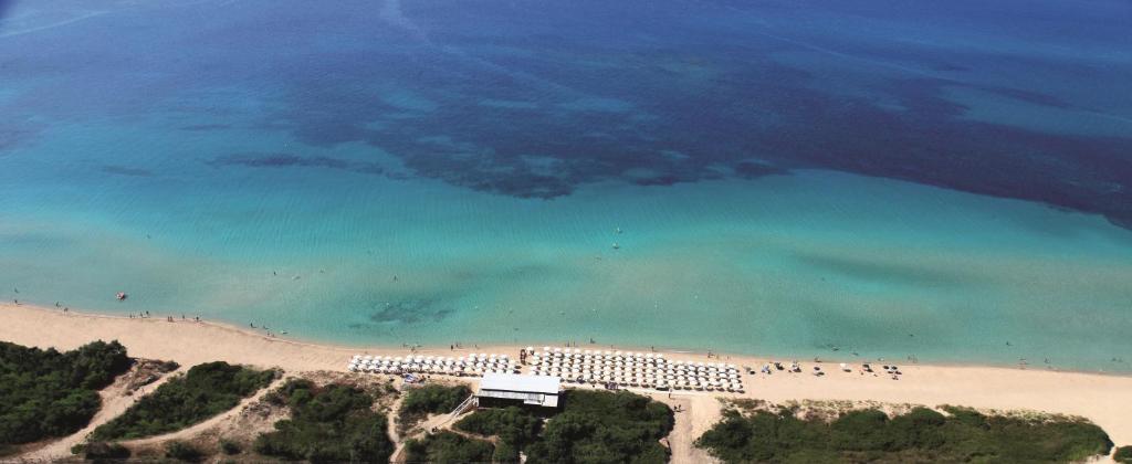 リド・マリーニにあるCosta del Salento - CDSHotelsの人々の集まりを伴う海岸の空中風景