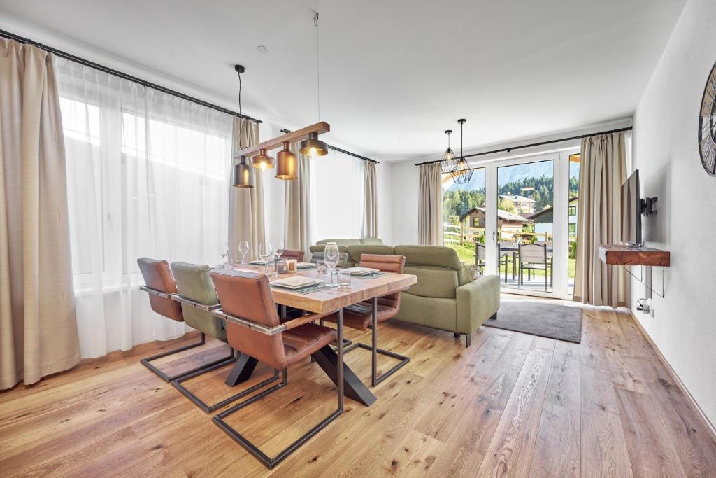 陶普利茨的住宿－Panorama Lodge Alpine Living 201，一间带桌椅和沙发的用餐室