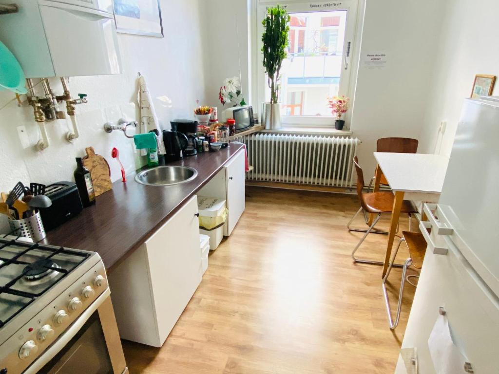 Кухня или мини-кухня в Hannover List 2 bedroom home away from home
