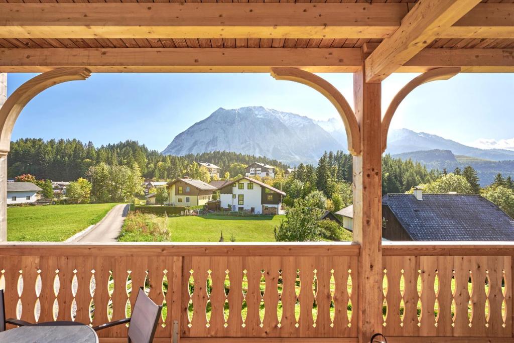 eine Veranda mit Bergblick in der Unterkunft Panorama Lodge Auszeit 205 in Tauplitz