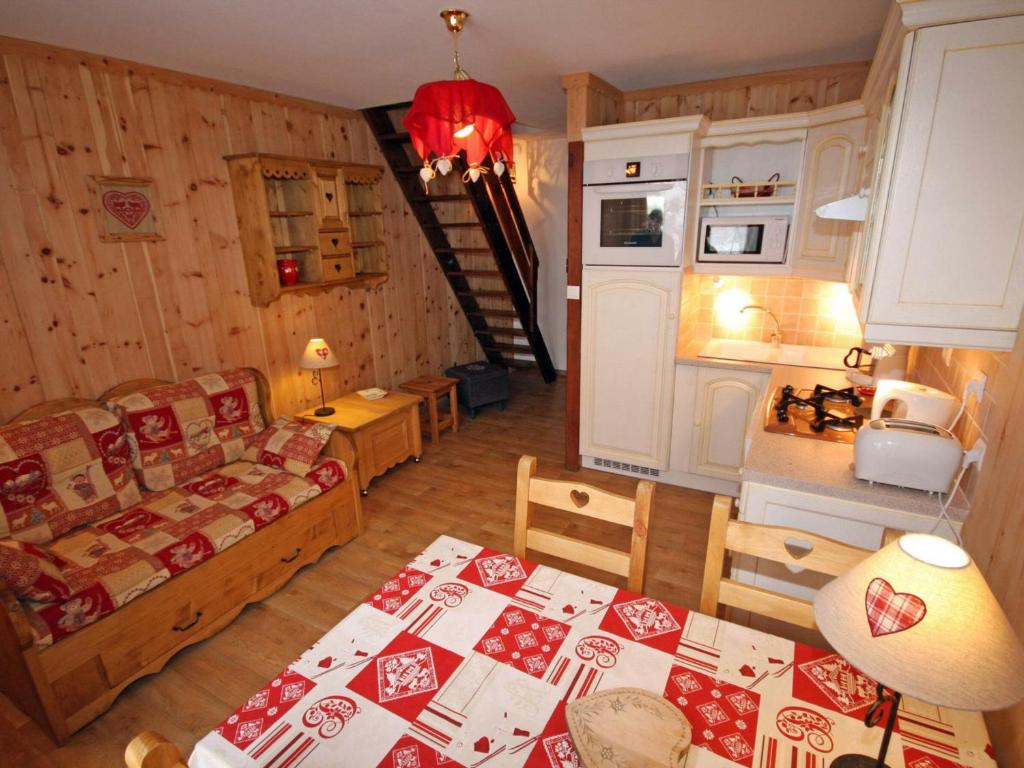 a living room with a couch and a table in a room at Appartement Valloire, 3 pièces, 4 personnes - FR-1-263-206 in Valloire