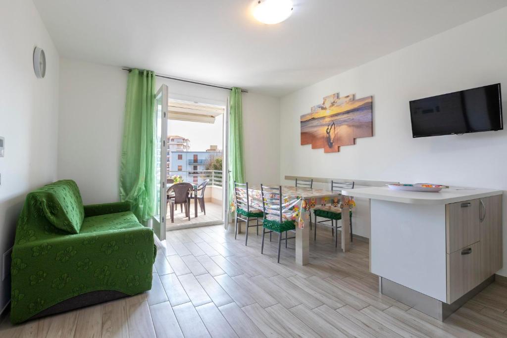Televízia a/alebo spoločenská miestnosť v ubytovaní Tirreno apartment