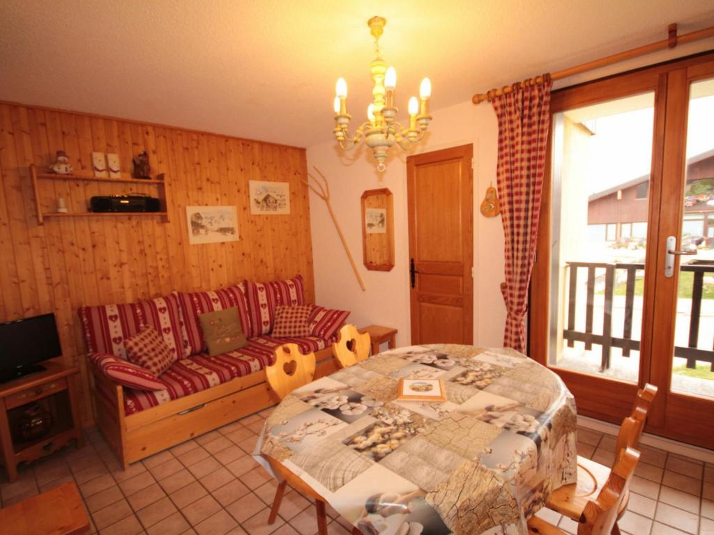 Appartement Les Saisies, 2 pièces, 6 personnes - FR-1-293-126にあるシーティングエリア