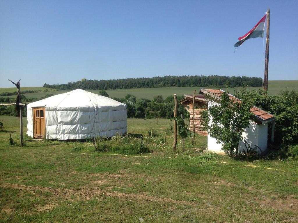 Erdősmecskei sváb vendégházak és Jurtaszállás - Yurt