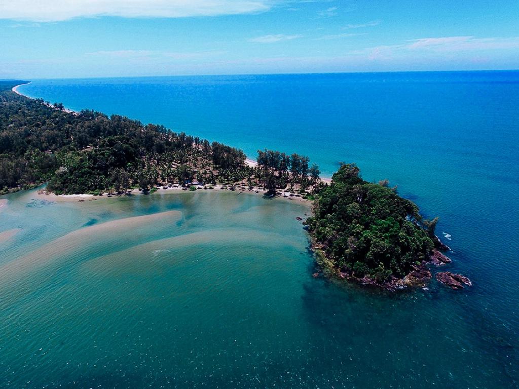 an island in the middle of the ocean at BABA Ecolodge in Ko Phra Thong
