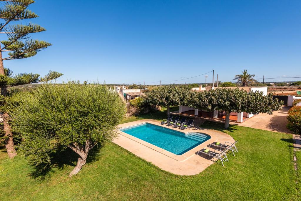 une image d'une piscine dans une cour dans l'établissement Villa Xiscu by Mauter Villas, à Ciutadella