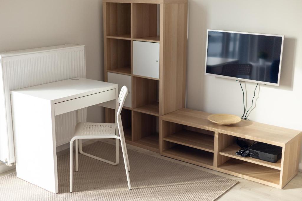 Televízia a/alebo spoločenská miestnosť v ubytovaní Wola Chic Blue Apartment