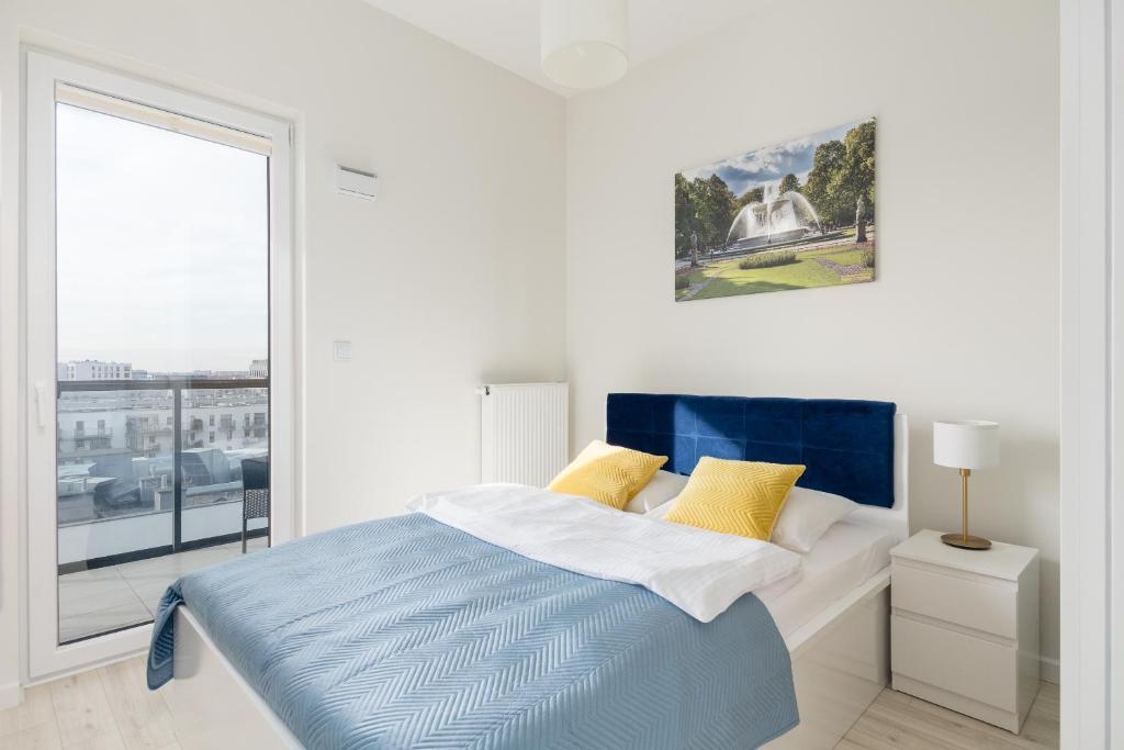 Posteľ alebo postele v izbe v ubytovaní Wola Chic Blue Apartment