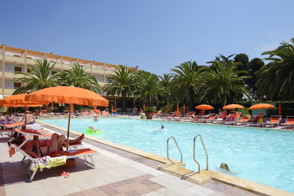Bazén v ubytování Hotel Oasis nebo v jeho okolí