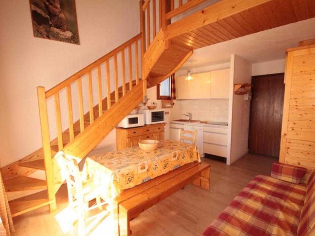 Appartement Les Saisies, 3 pièces, 8 personnes - FR-1-293-82にあるキッチンまたは簡易キッチン