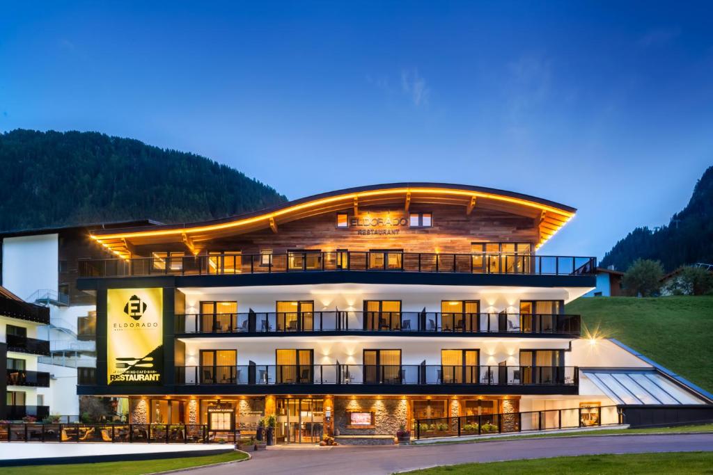Nespecifikovaný výhled na hory nebo výhled na hory při pohledu z hotelu