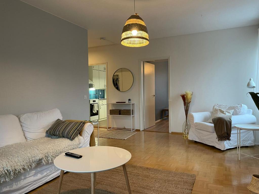 ein Wohnzimmer mit einem Sofa und einem Tisch in der Unterkunft Keskusta kaksio Tuomiokirkon ja Yliopiston lähellä in Turku