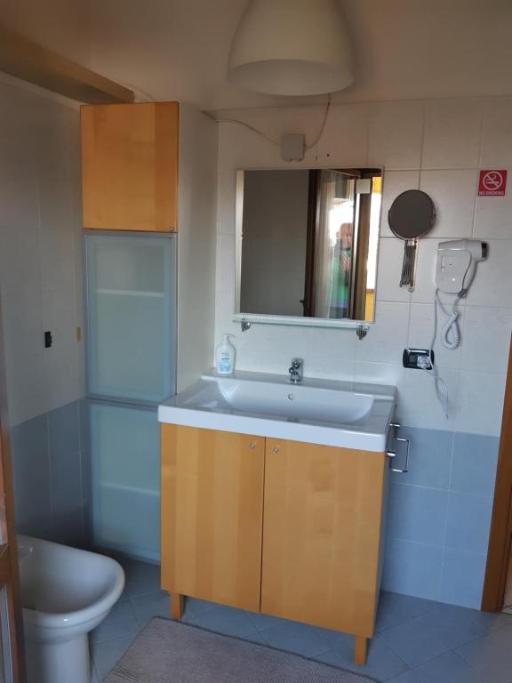 łazienka z umywalką i toaletą w obiekcie CASA CERVI w mieście Cervignano D'adda