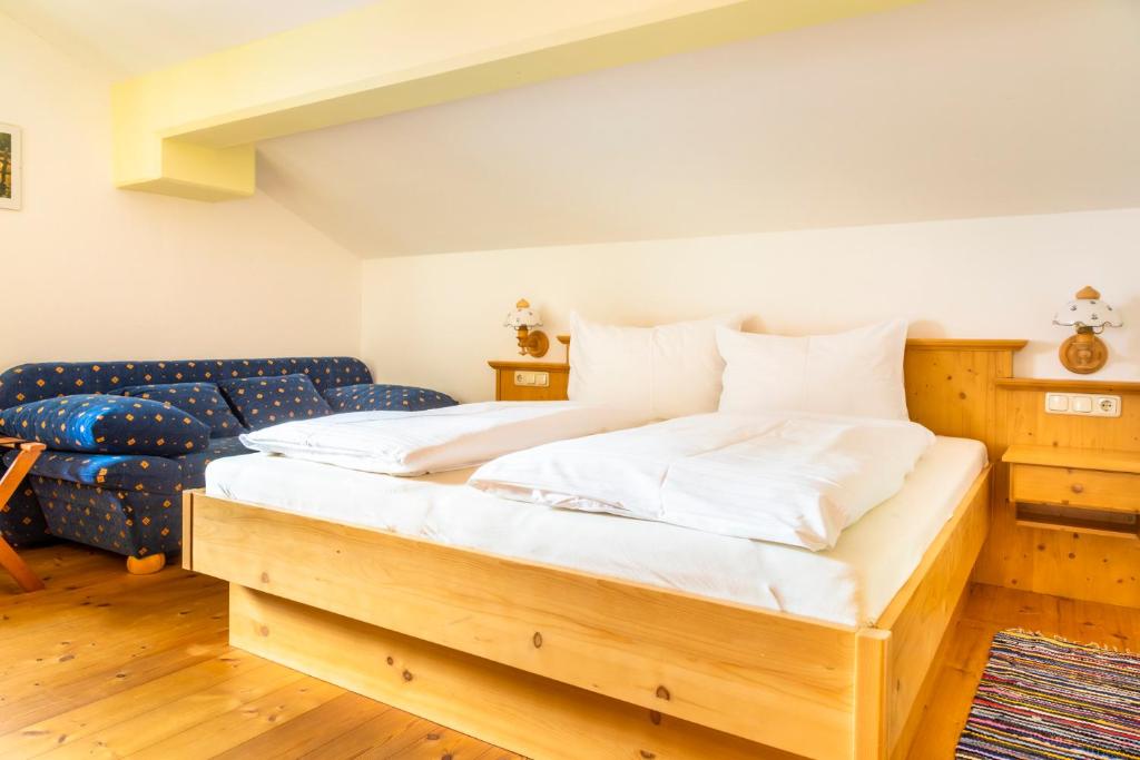 Postel nebo postele na pokoji v ubytování Bio-Familienbauernhof Grubsteighof