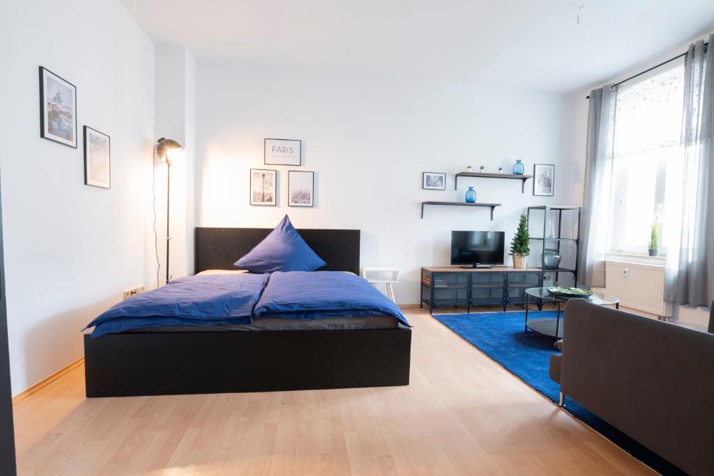 Postel nebo postele na pokoji v ubytování Tiny Home in schickem Jugendstilviertel