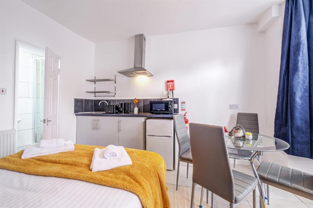 Fernbank Rooms Sudbury Hill, Harrow, Self-Contained Studios with En-Suite