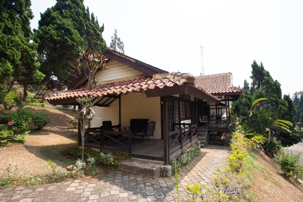 Royal Hotel and Villas Trawas - Three-Bedroom Cottage