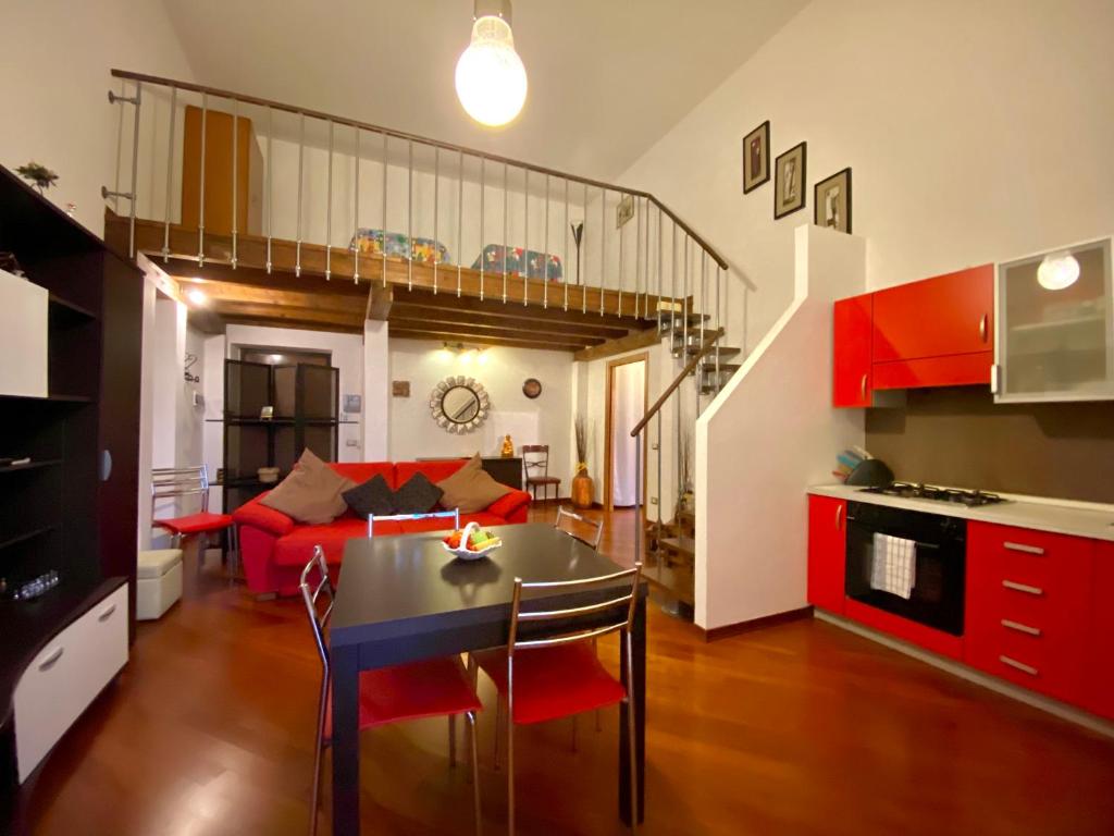 パレルモにあるElegante appartamento in centroのリビングルーム(赤いソファ、テーブル付)