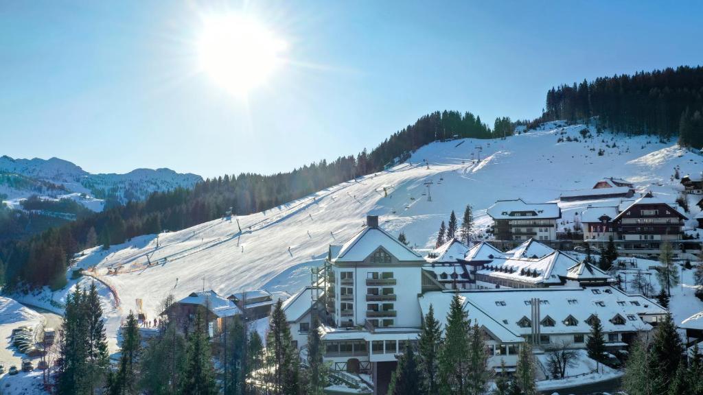 uma estância de esqui com neve numa montanha em ROBINSON SCHLANITZEN ALM - Hermagor em Schlanitzen