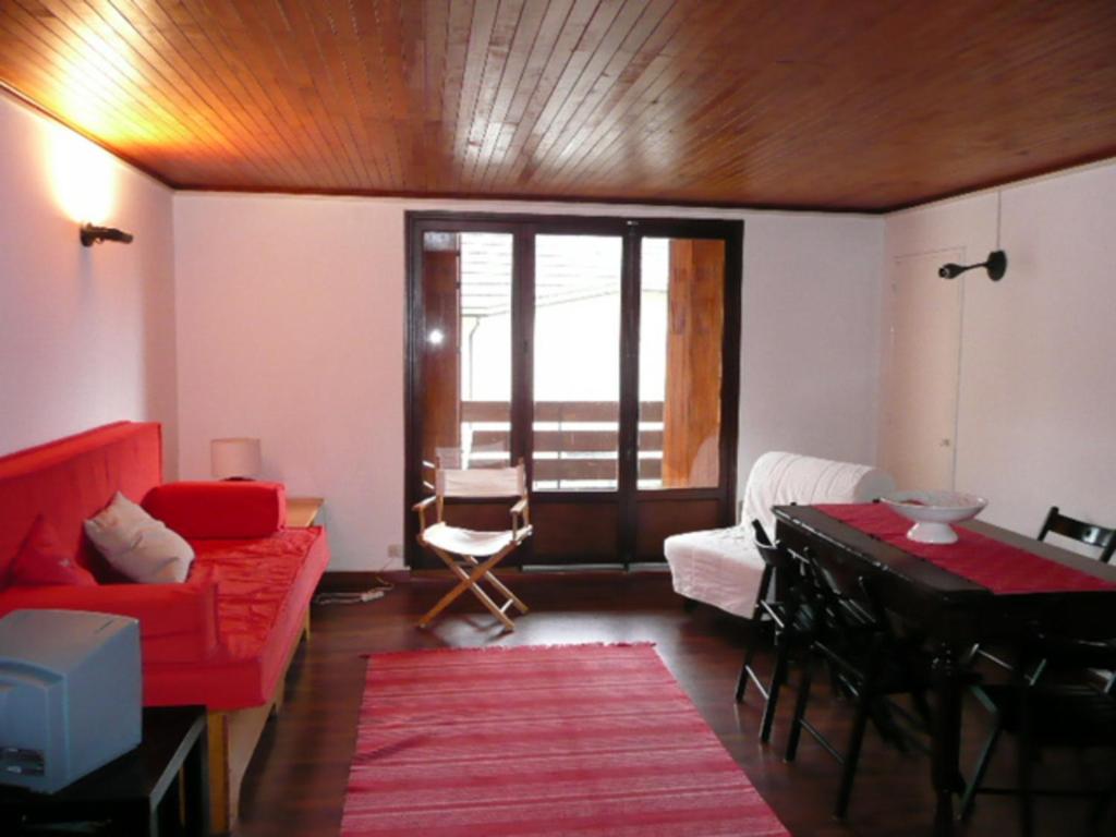 モンジェネヴルにあるAppartement Montgenèvre, 3 pièces, 6 personnes - FR-1-445-103のリビングルーム(赤いソファ、テーブル付)