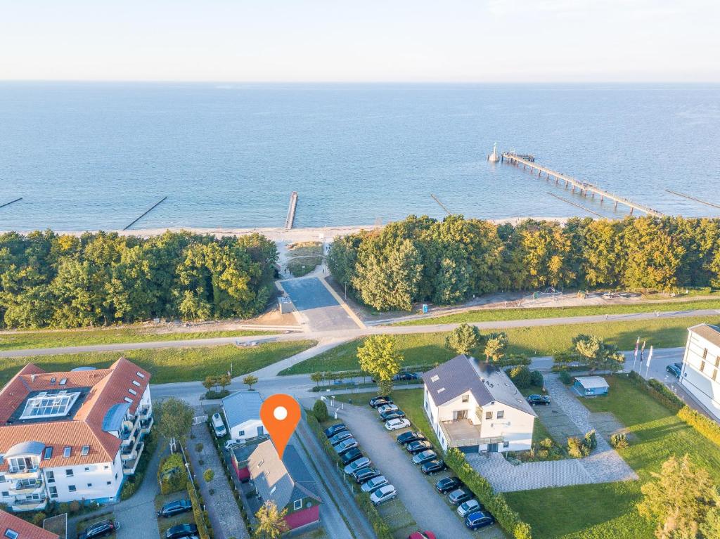 een luchtfoto van een parkeerplaats naast de oceaan bij Ferienwohnung Seestraße 67 in Zingst