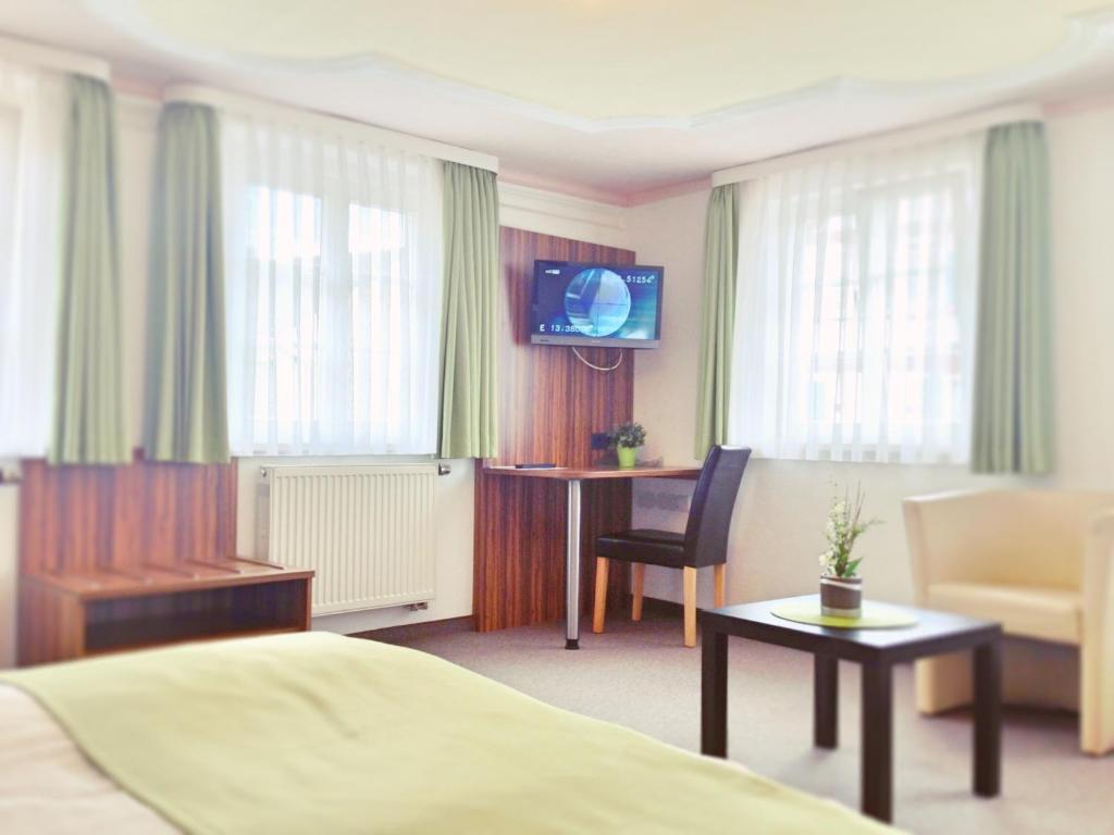 TV a/nebo společenská místnost v ubytování Hotel Garni Goldene Traube
