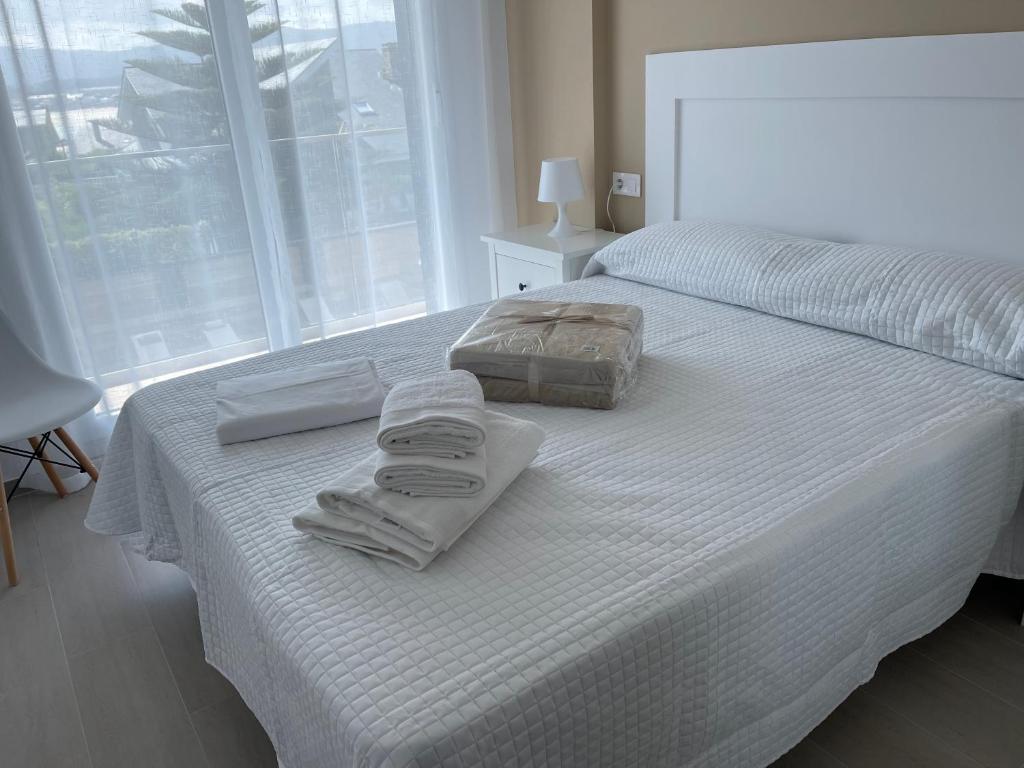 Postel nebo postele na pokoji v ubytování Viviendas Vacacionales ENTREPLAYAS Foz