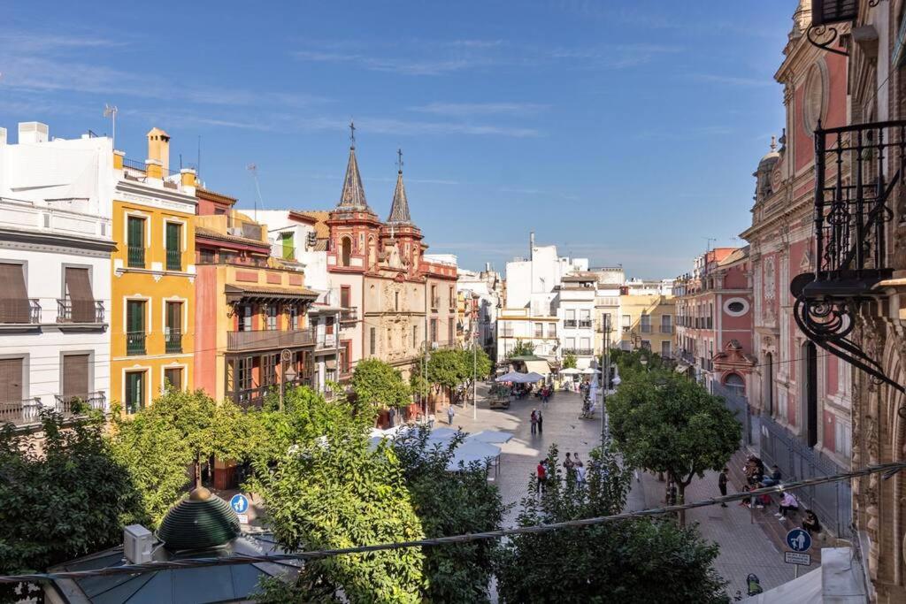 vistas a una calle de la ciudad con edificios en El Salvador City Center Suite by Valcambre, en Sevilla