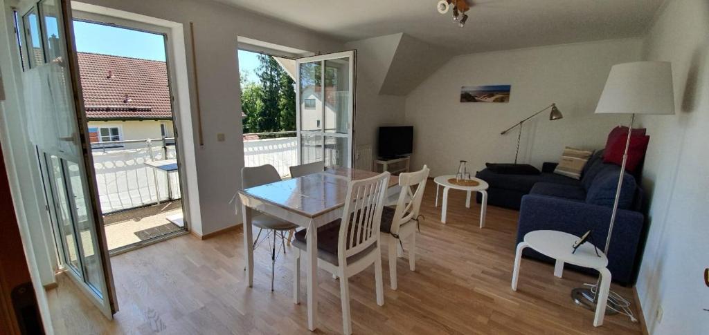 sala de estar con mesa y sofá en Ferienwohnungen 11 und 14 im Haus Elfriede, en Bad Füssing