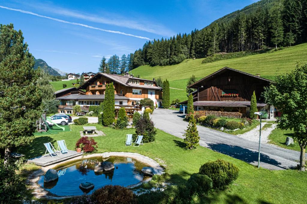 ein Bild eines Resorts mit einem Teich in der Unterkunft Oberjahrl in St. Johann im Ahrntal