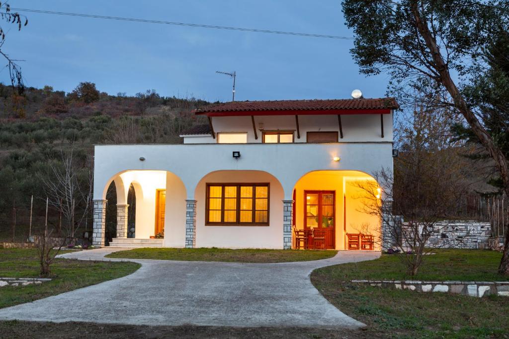 a white house with orange doors and a driveway at ΤRΙΚΑΛΑ - ΜΕΤΕORΑ-VILLA TOSCANA in Tríkala