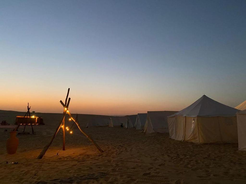 Východ nebo západ slunce při pohledu z luxury tent nebo okolí