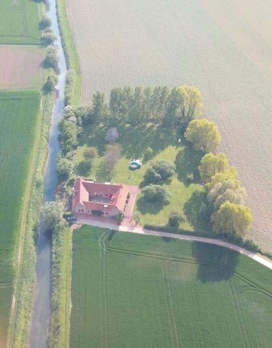 une vue aérienne d'une maison dans un champ dans l'établissement Gîte moderne à la campagne, à La Couture