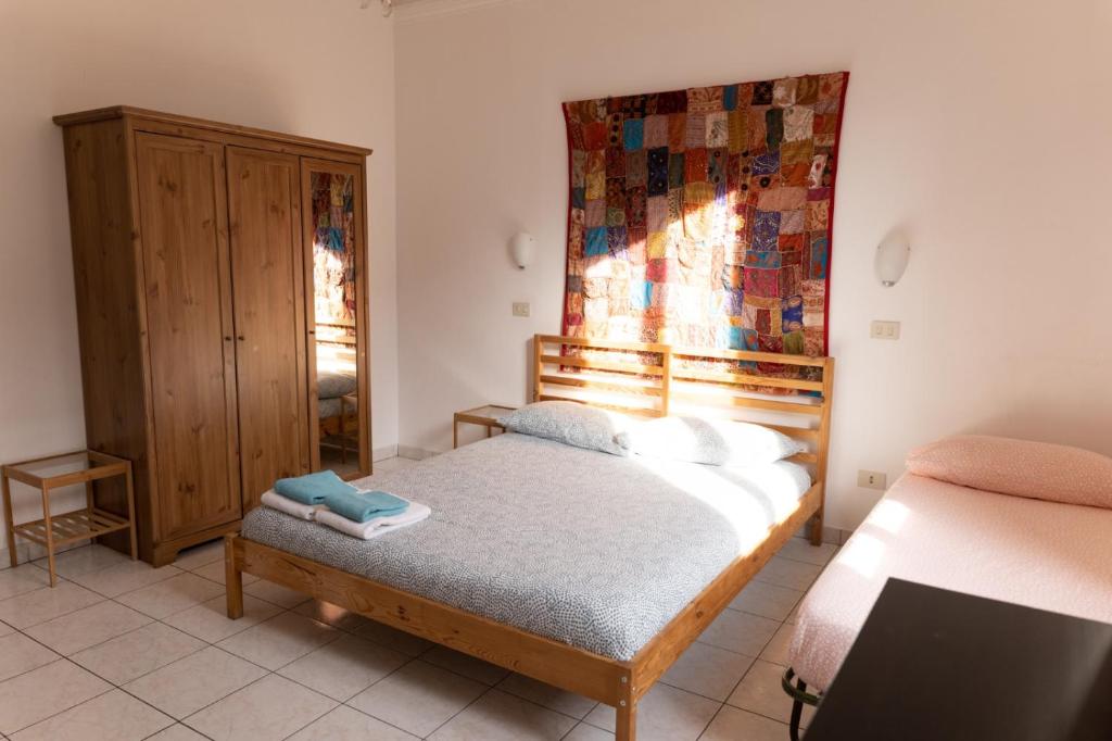 Schlafzimmer mit einem Bett und einem Kopfteil aus Holz in der Unterkunft La Casa della Zia in Mailand