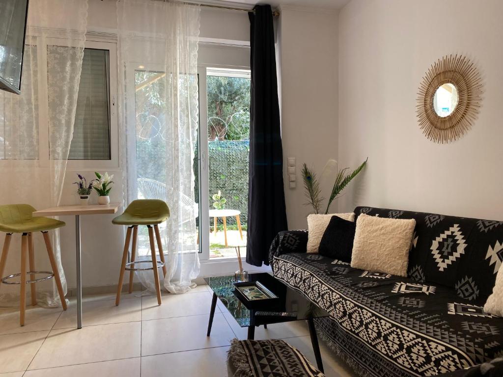 - un salon avec un canapé et une table dans l'établissement Cozy apartment near sea, à Athènes