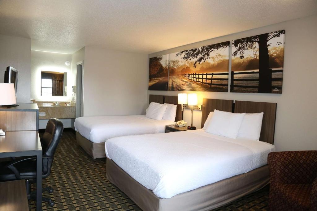 Postel nebo postele na pokoji v ubytování Days Inn by Wyndham Monroe