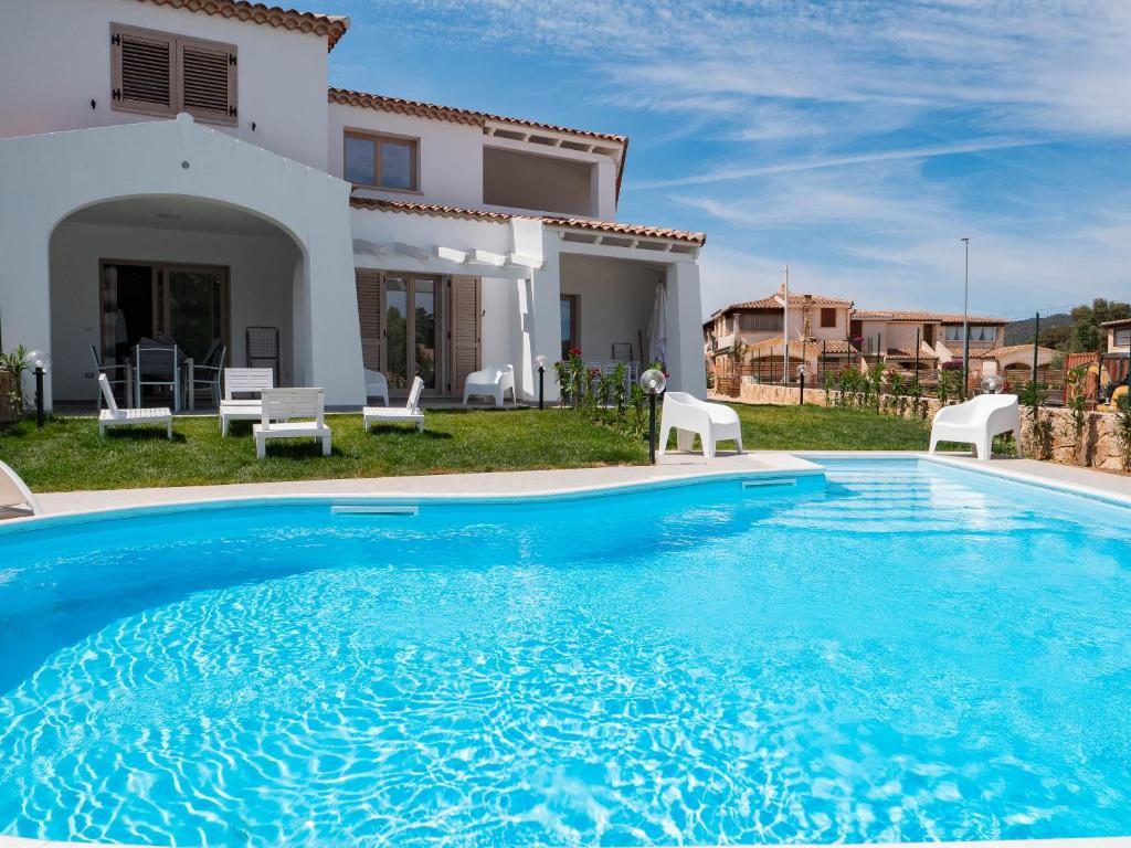 una villa con piscina di fronte a una casa di villetta con piscina budoni affitti spiaggia 700 mt a Budoni